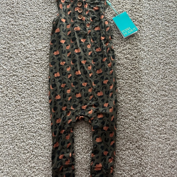 Posh Peanut Eli Racerback Henley Romper 2T unisex (Sold out Cheetah Prin… - Picture 3 of 11